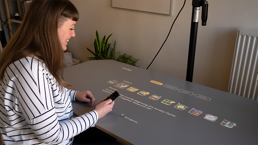 Natalie met het nieuwe menu van de Tovertafel