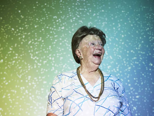 Senior in het licht van Tovertafel projecties